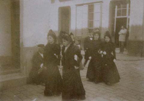 (Mujeres con mantilla doblando una esquina)