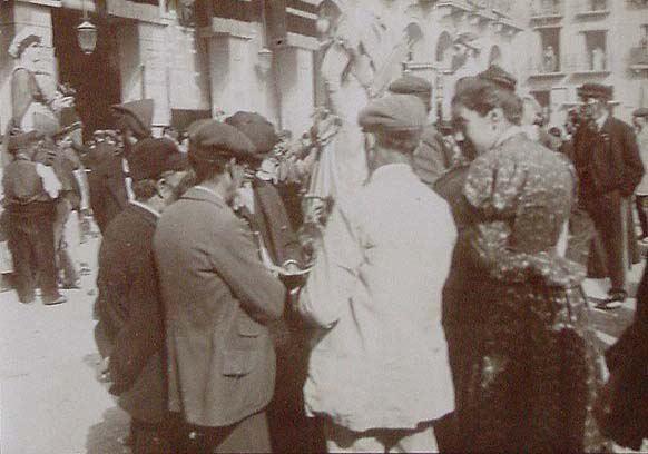 (Gigantes en una plaza de Reus)