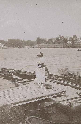 (Mujer en el embarcadero de Joinville le Pont)