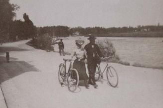 (Pareja paseando con bicicletas a la orilla del río de Nogent sur Marne)