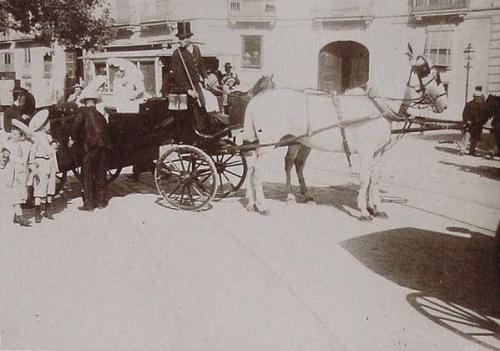 (Coche de caballos en una calle de Valencia)