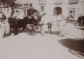 (Coche de caballos en una calle de Valencia)