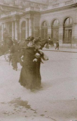 (Dos mujeres paseando por una calle)