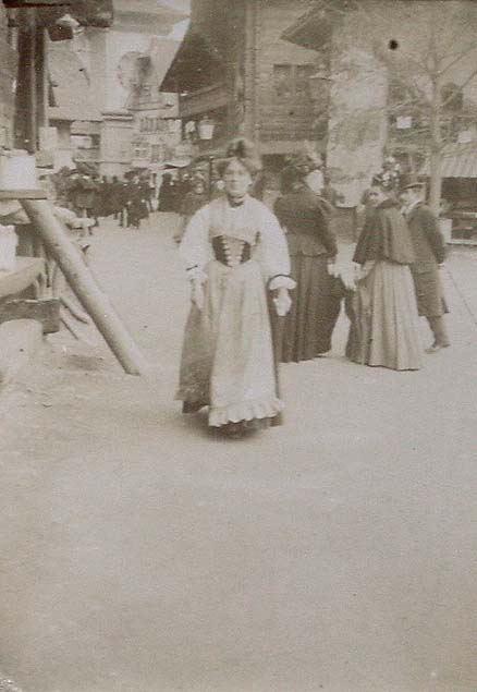 (Mujer paseando por una calle de un pueblo de Suiza)