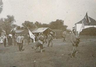 (Procesión. Hombres con estandartes y tambores)