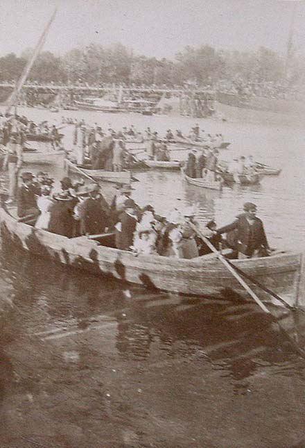 (Paseo en botes por el Guadalquivir)