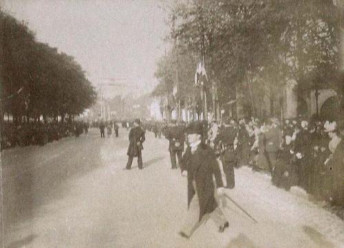 (Gente concentrada a ambos lados de una calle de París)