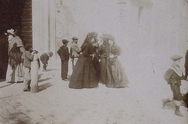 (Grupo de mujeres con mantilla a la salida de una iglesia)