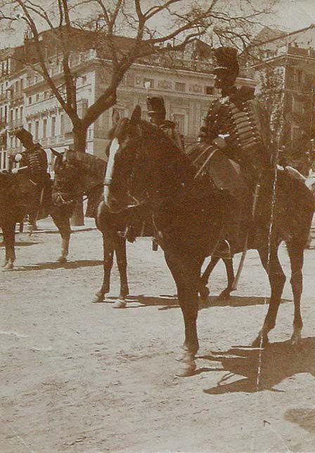 (Formación de soldados a caballo en una calle)