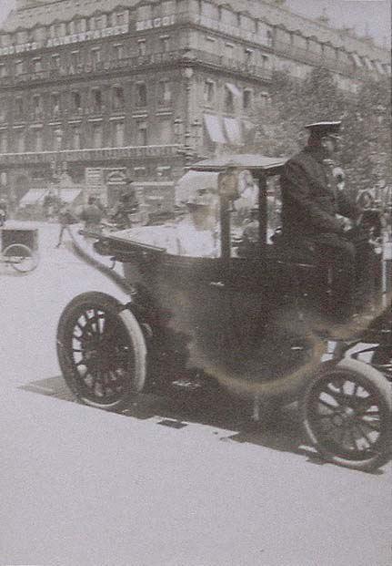 (Coche aparcado en una calle de París)