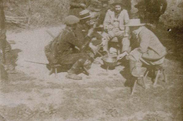 (Hombres comiendo en el campo)