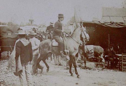 (Hombre a caballo junto a una tienda)