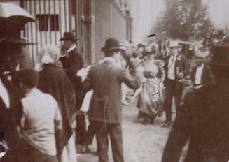 (Grupo de gente entrando en una iglesia)