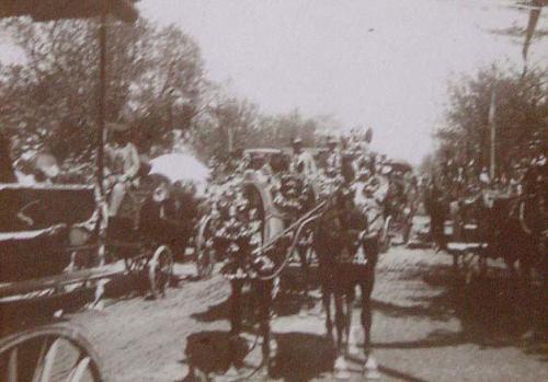 (Desfile de coches de caballos)