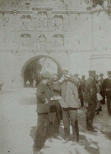 (Hombre con catalejo delante de la puerta de Santa María de Burgos)