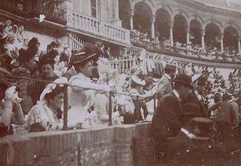 (Público en una plaza de toros)