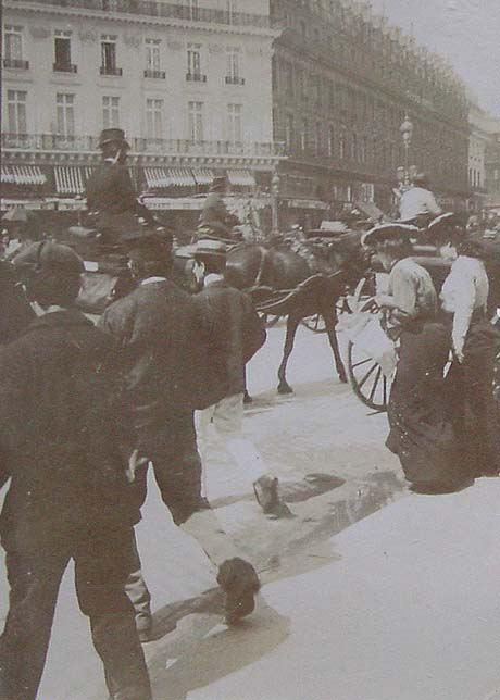 (Grupo de gentes paseando por la calle)