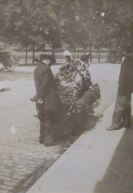 (Hombre mirando un carro con flores)