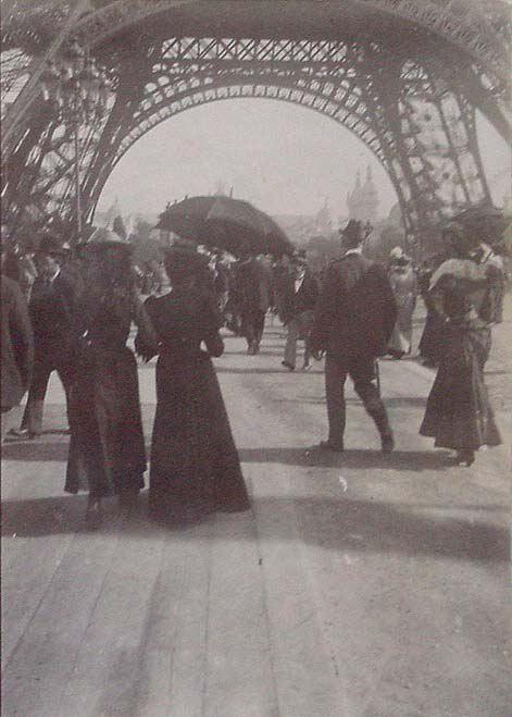 (Grupo de gentes a los pies de la Torre Eiffel)