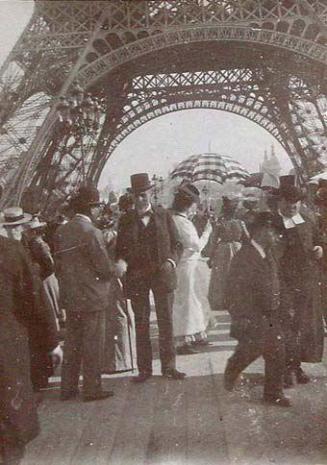 (Grupo de gentes a los pies de la Torre Eiffel)