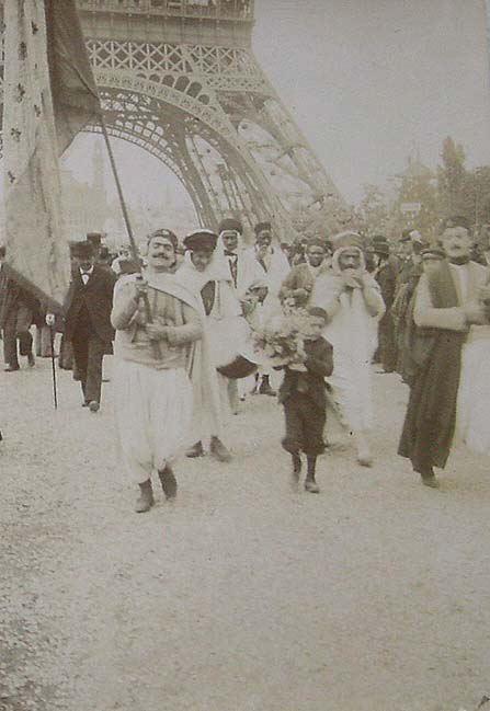 (Desfile a los pies de la Torre Eiffel)