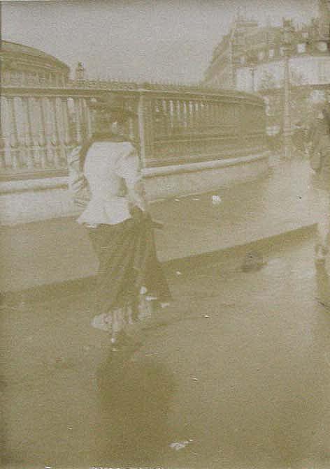 (Mujer de espaldas paseando por una calle)