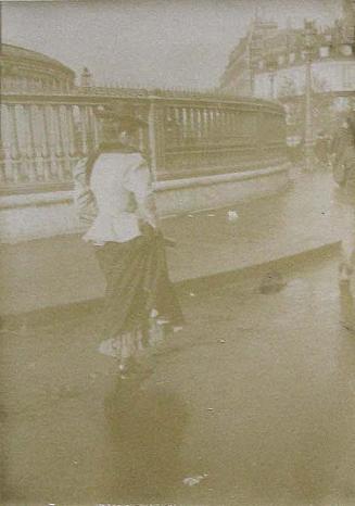 (Mujer de espaldas paseando por una calle)