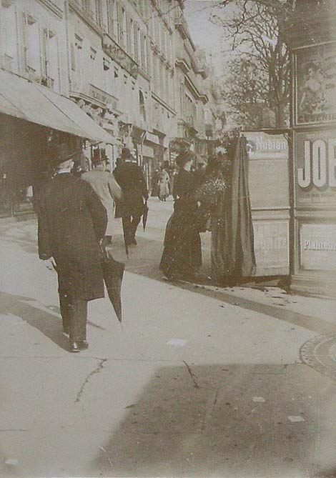 (Personas paseando por una calle)