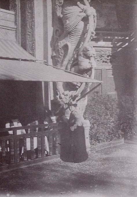 (Mujer junto a edificio oriental)