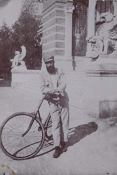 (Retrato de hombre con bicicleta)