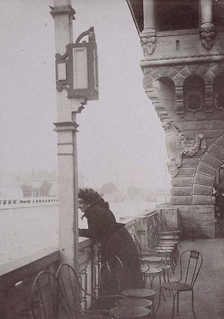 (Mujer asomada a una terraza)