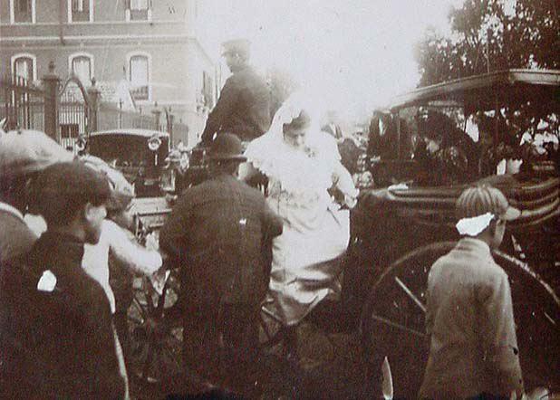 (Bajando del coche de caballos)