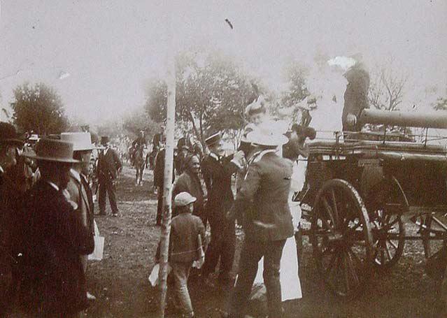 (Descendiendo del coche de caballos)