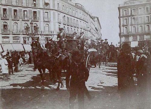 (Cortejo de carrozas en una la Puerta del Sol)