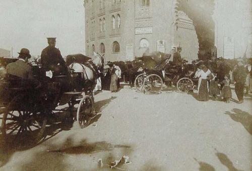 (Llegada de coches de caballo a la Plaza de las Ventas)