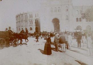 (Llegada de coches de caballo a la Plaza de las Ventas)