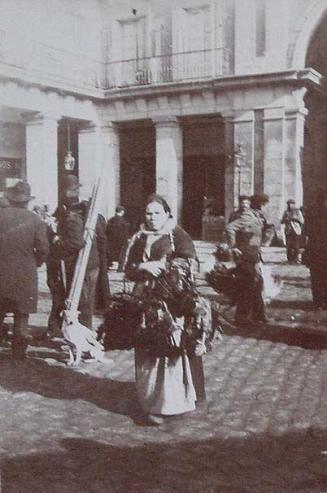 (Vendedora de pavos en la Plaza Mayor de Madrid)