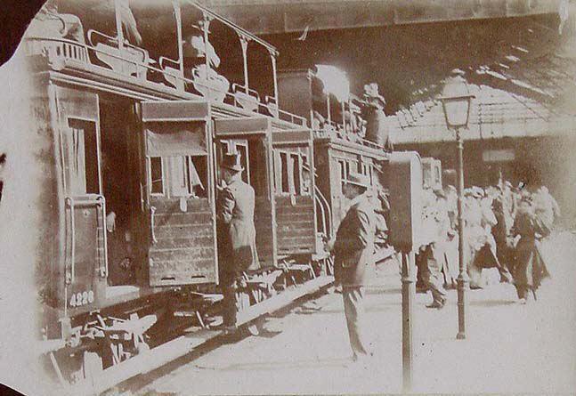 (Pasajeros subiendo a los vagones de un tren)