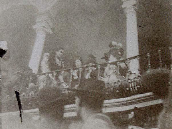 (Palco en una plaza de toros)