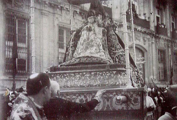 (Procesión religiosa con la Virgen de los Reyes en Sevilla)