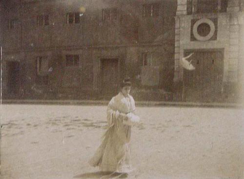 (Mujer en una calle de Sevilla)