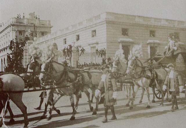 (Coche de la Infanta Isabel delante del Palacio Real)