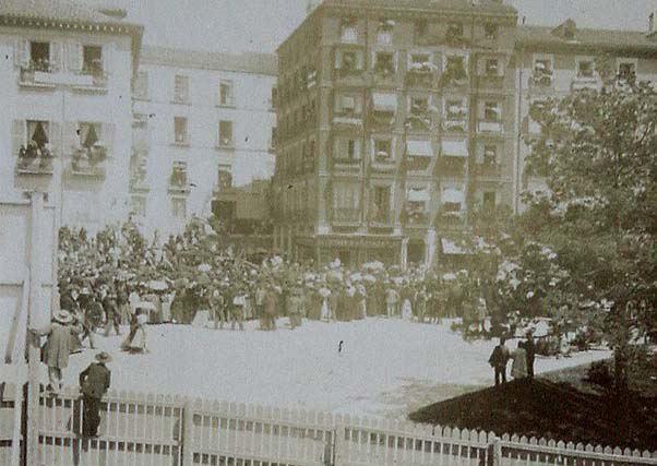 (El Coche Real por una calle de Madrid)