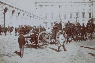 (Cañón tirado por caballos en el patio del Palacio Real)