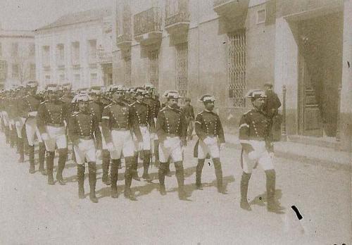 (Desfile militar por una calle de Madrid)