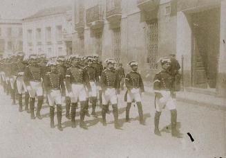 (Desfile militar por una calle de Madrid)