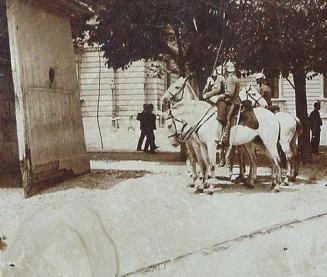 (Soldados a caballo junto al Palacio Real)