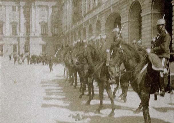 (Formación de soldados a caballo en el Patio del Palacio Real)