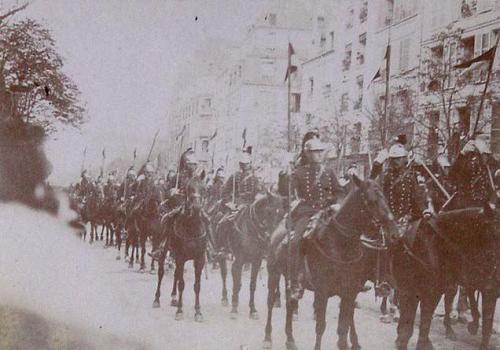 (Entierro real. Desfile militar a caballo)