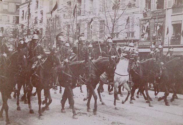 (Entierro real. Desfile militar a caballo)